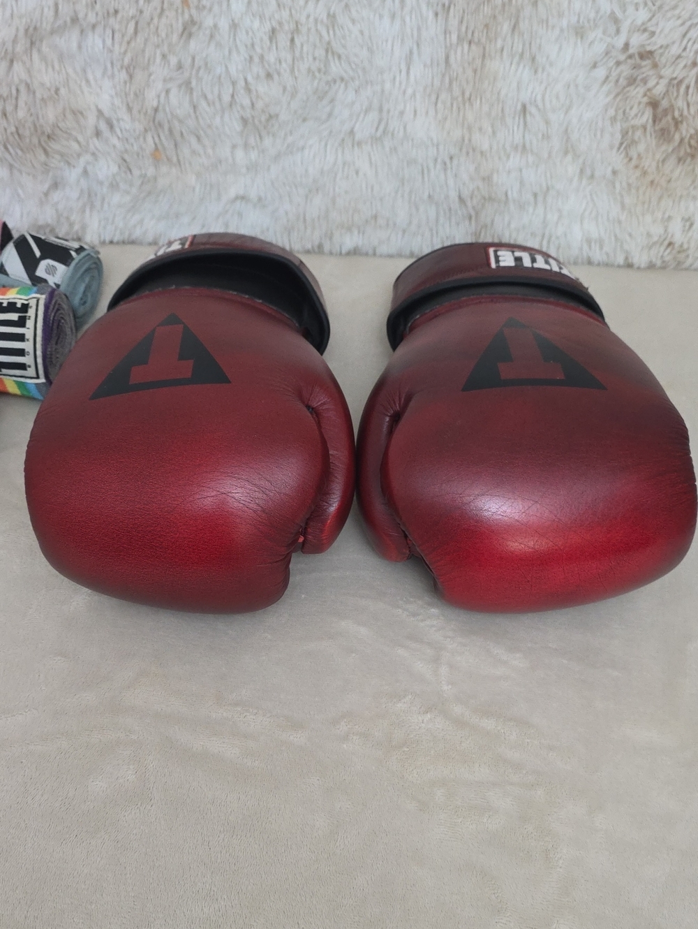 18 oz Title Boxing Leather Gloves + 26 Hand Wraps Lot MMA Boxing Training Bundle - Picture 6 of 13